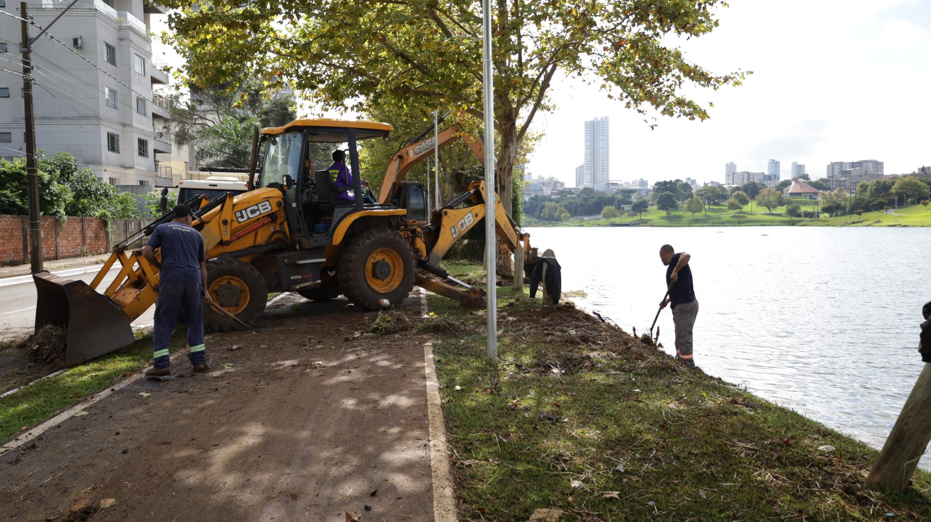Secretaria de Obras realiza limpeza nos lagos e reforça manutenção urbana em Guarapuava