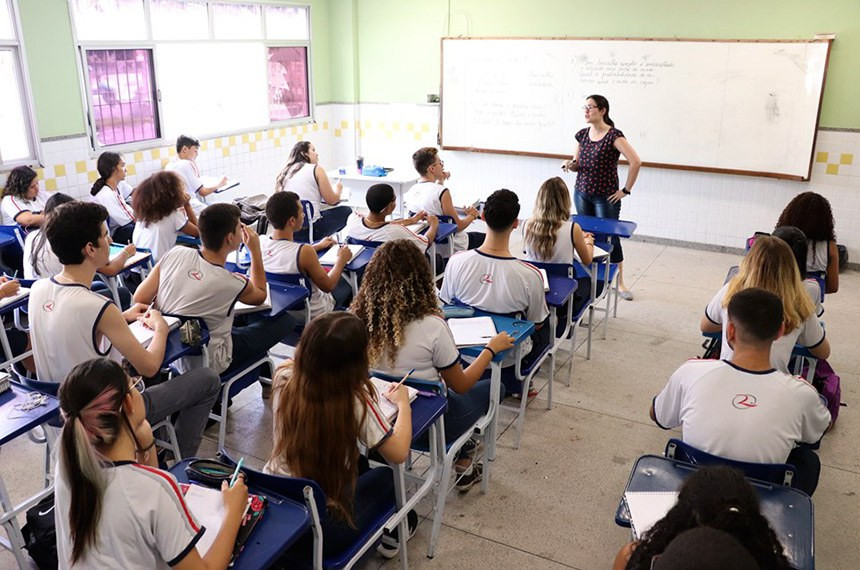 Lei garante licença remunerada para pós-graduação de professores da rede pública  