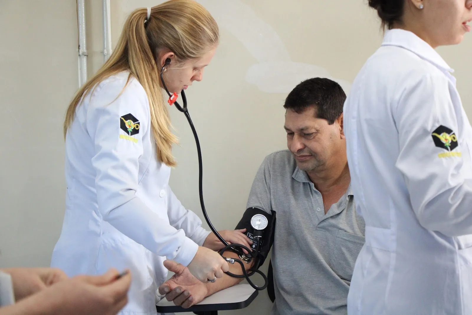 Unicentro leva atendimento de saúde a motoristas de caminhão na Cooperativa Agrária