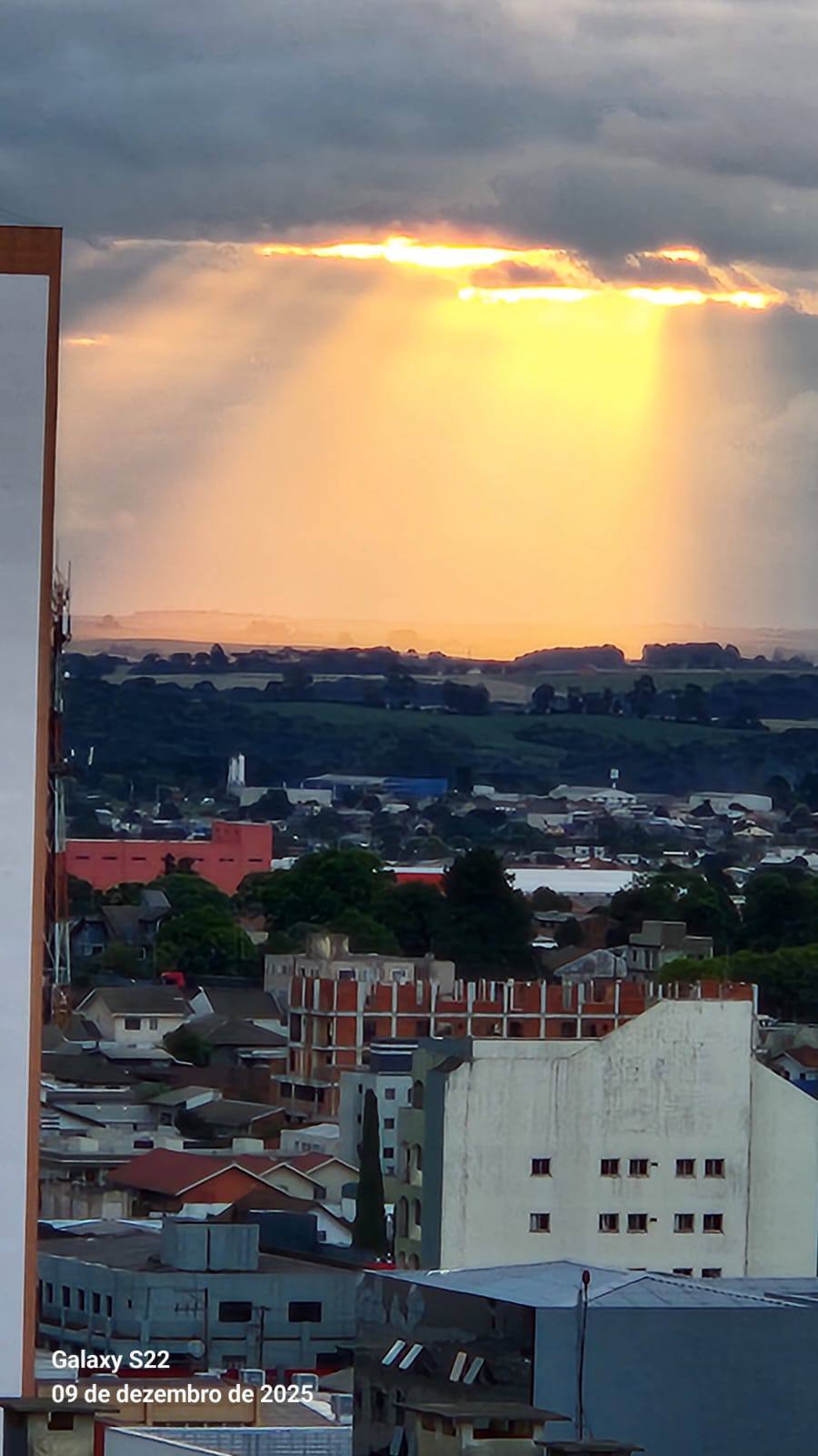Antes de frente fria, fim de semana será de calor e chuvas isoladas no Paraná