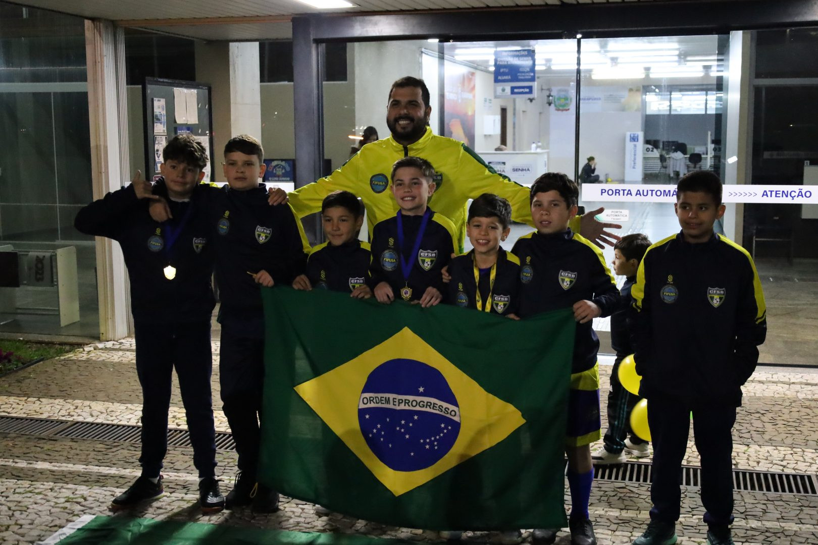 Carreata homenageia atletas guarapuavanos campeões em competição internacional no Chile