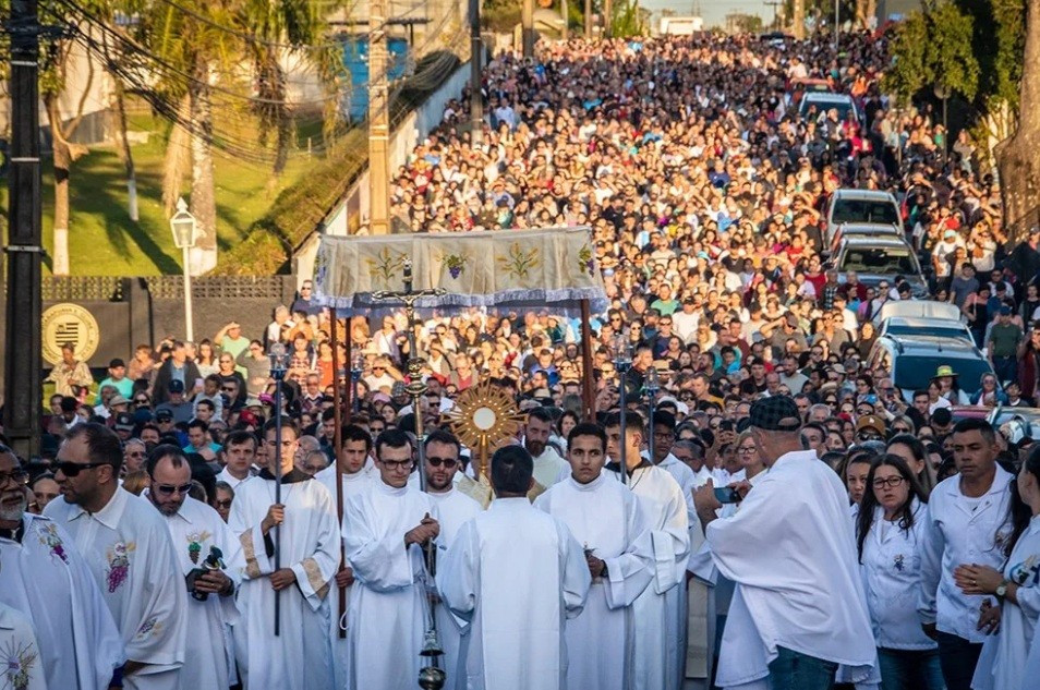 Comunidade católica de Guarapuava celebra Corpus Christi com Missa no Parque de Exposições e procissão por ruas ornamentadas