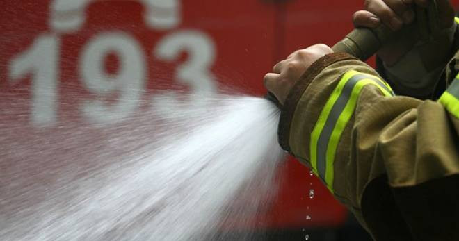 Casa é destruída por incêndio suspeito em Guarapuava; ex-marido é citado por moradores e cadela é encontrada viva entre os escombros
