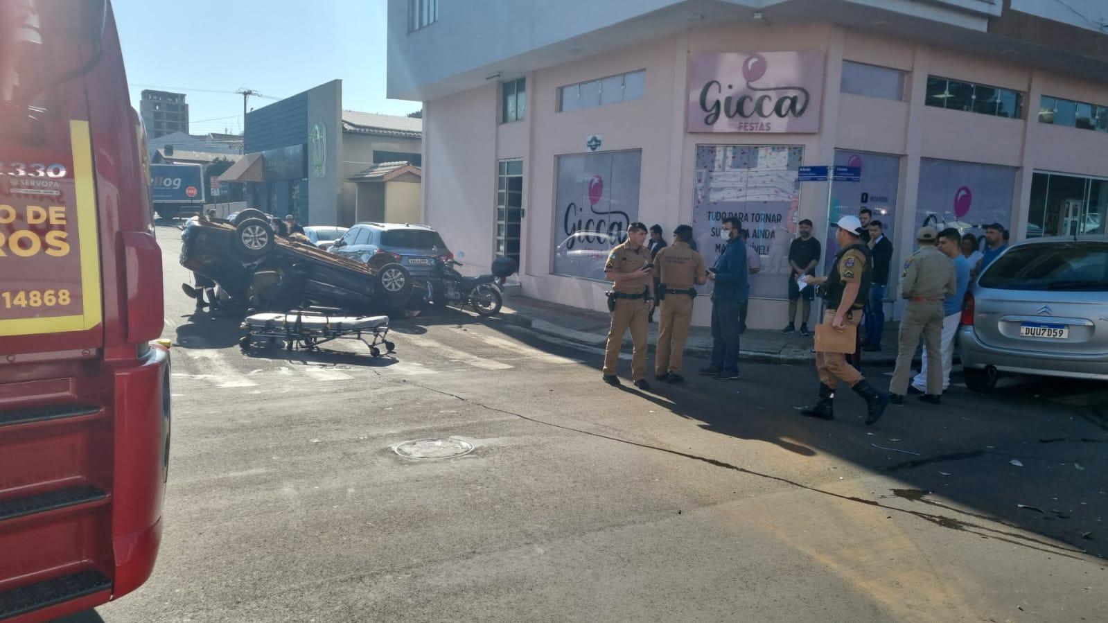 Carro capota após colisão no Centro de Guarapuava na manhã desta segunda (15)