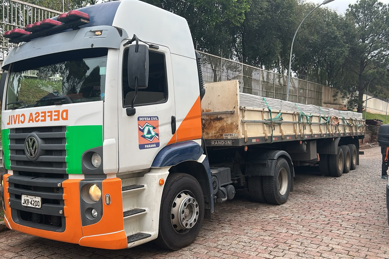 Estado envia 5.200 telhas para Laranjeiras do Sul após vendaval