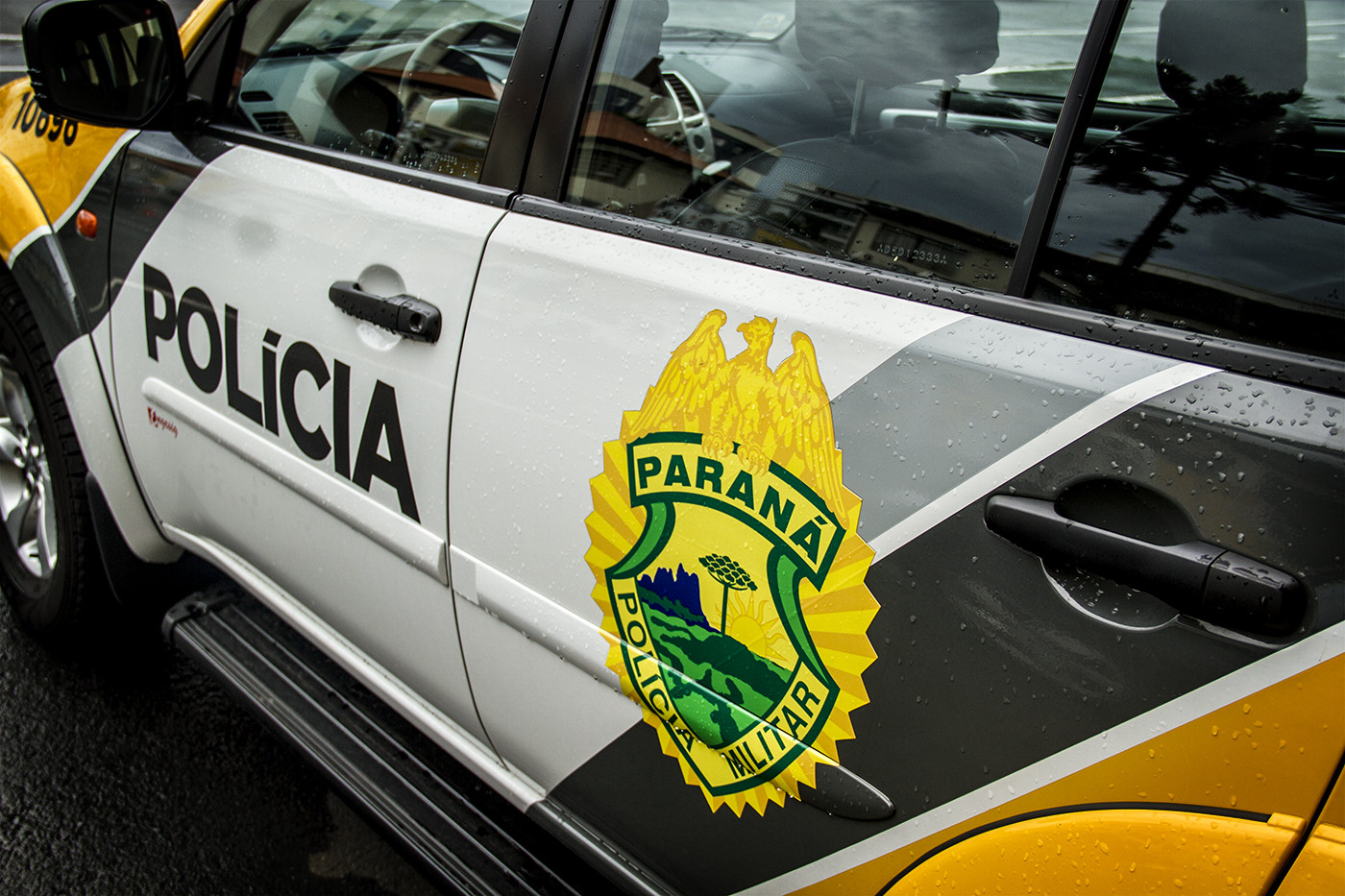 Carro invade preferencial e atinge motociclist em Guarapuava; motorista estava com CNH vencida