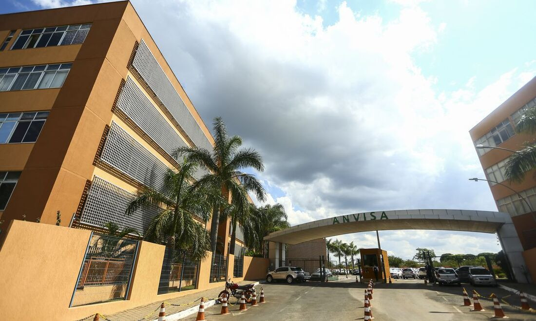 Anvisa determina recolhimento de lote da água mineral Cristal sem gás