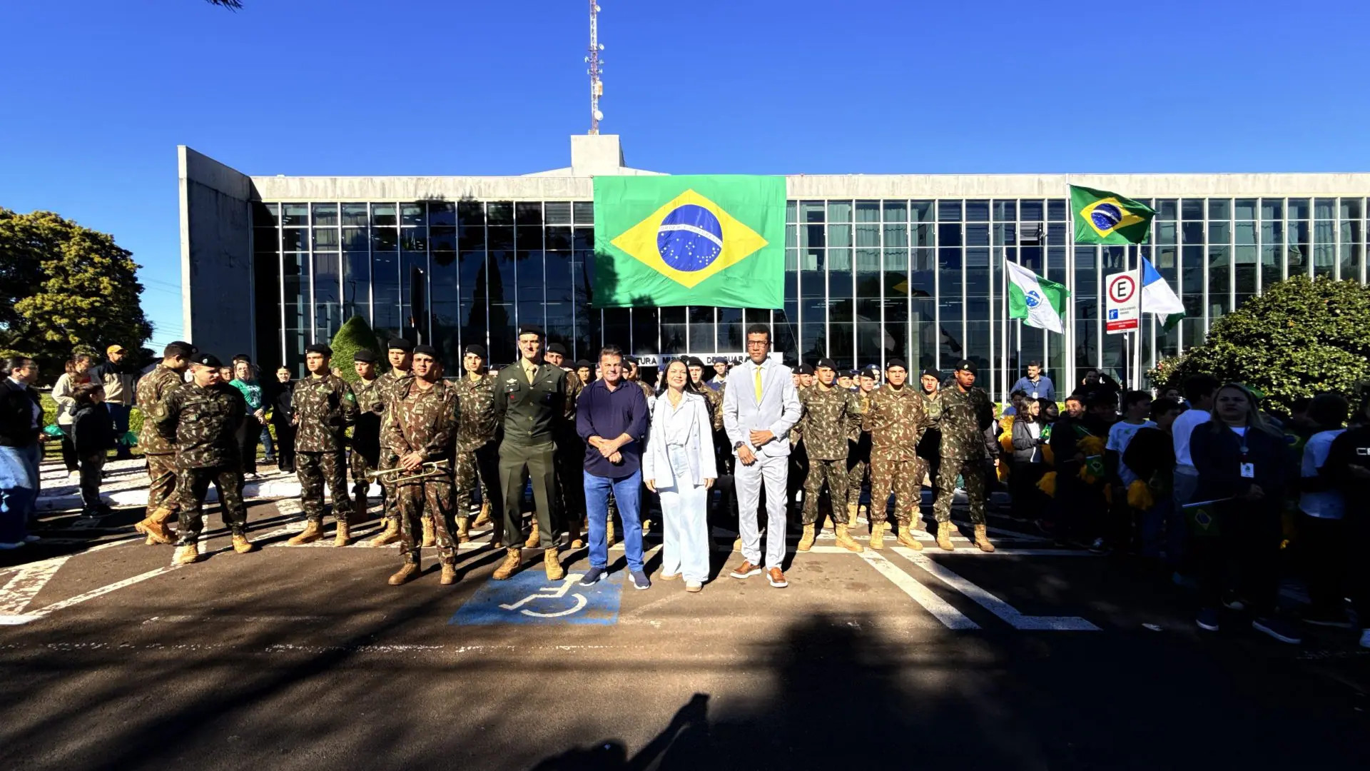 Hasteamento das bandeiras marca abertura da Semana da Pátria em Guarapuava